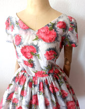 Laden Sie das Bild in den Galerie-Viewer, 1950s - Adorable &amp; Stunning Juniors Floral Dress - W22.5 (56cm)
