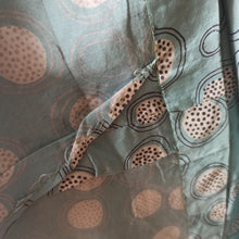 Carica l&#39;immagine nel visualizzatore di Gallery, 1940s - Gorgeous Abstract Teal Silk Dress - W27.5 (70cm)
