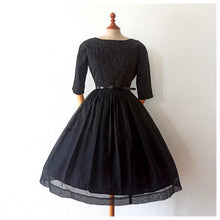 Laden Sie das Bild in den Galerie-Viewer, 1950s - Stunning Solid Black Floral Organza Dress - W29 (74cm)
