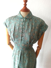 Charger l&#39;image dans la galerie, 1940s - Gorgeous Abstract Teal Silk Dress - W27.5 (70cm)
