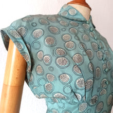 Charger l&#39;image dans la galerie, 1940s - Gorgeous Abstract Teal Silk Dress - W27.5 (70cm)
