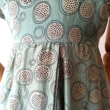 Charger l&#39;image dans la galerie, 1940s - Gorgeous Abstract Teal Silk Dress - W27.5 (70cm)
