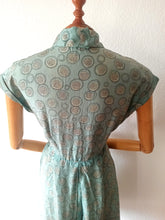 Charger l&#39;image dans la galerie, 1940s - Gorgeous Abstract Teal Silk Dress - W27.5 (70cm)
