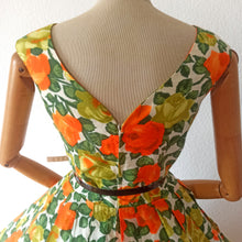 Laden Sie das Bild in den Galerie-Viewer, 1950s - Spectacular Orange Roses Cotton Dress - W29 (74cm)
