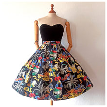 Laden Sie das Bild in den Galerie-Viewer, 1950s - Stunning Rum &amp; Sailors Novelty Print Skirt - W27 (68cm)
