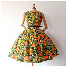 Laden Sie das Bild in den Galerie-Viewer, 1950s - Spectacular Orange Roses Cotton Dress - W29 (74cm)
