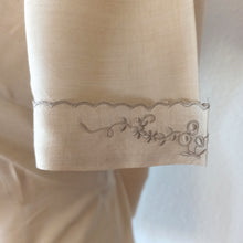 Carica l&#39;immagine nel visualizzatore di Gallery, 1940s - Exquisite Emboidery Sand Silk Blouse - W32 (82cm)
