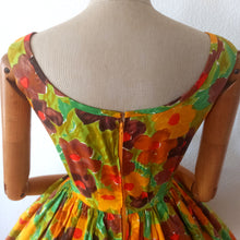 Charger l&#39;image dans la galerie, 1950s - Stunning Abstract Floral Cotton Dress - W27.5 (68cm)
