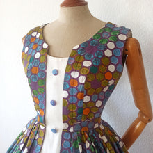 Cargar imagen en el visor de la galería, 1950s - Joppy, Paris - Stunning Abstract Floral Colorful Cotton Dress - W26 (66cm)
