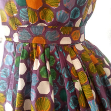 Cargar imagen en el visor de la galería, 1950s - Joppy, Paris - Stunning Abstract Floral Colorful Cotton Dress - W26 (66cm)
