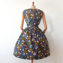 Cargar imagen en el visor de la galería, 1950s - Joppy, Paris - Stunning Abstract Floral Colorful Cotton Dress - W26 (66cm)
