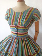 Cargar imagen en el visor de la galería, 1950s - Jean Leslie Jrs., USA - Sweet Colors Striped Cotton Dress - W27 (68cm)
