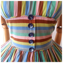 Laden Sie das Bild in den Galerie-Viewer, 1950s - Jean Leslie Jrs., USA - Sweet Colors Striped Cotton Dress - W27 (68cm)
