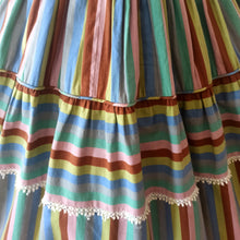 Laden Sie das Bild in den Galerie-Viewer, 1950s - Jean Leslie Jrs., USA - Sweet Colors Striped Cotton Dress - W27 (68cm)
