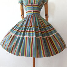 Laden Sie das Bild in den Galerie-Viewer, 1950s - Jean Leslie Jrs., USA - Sweet Colors Striped Cotton Dress - W27 (68cm)
