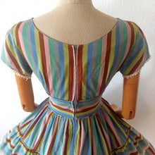 Cargar imagen en el visor de la galería, 1950s - Jean Leslie Jrs., USA - Sweet Colors Striped Cotton Dress - W27 (68cm)
