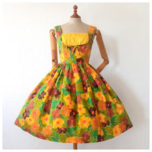 Load image into Gallery viewer, 1950s - Stunning Abstract Floral Cotton Dress - W27.5 (68cm)
