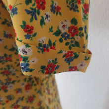 Cargar imagen en el visor de la galería, 1940s - Adorable Yellow Floral Rayon Day Dress - W28 (72cm)
