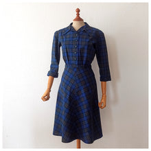 Charger l&#39;image dans la galerie, 1940s - Gorgeous Blue &amp; Green Tartan Cotton Dress - W30 (76cm)
