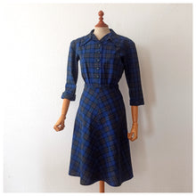 Laden Sie das Bild in den Galerie-Viewer, 1940s - Gorgeous Blue &amp; Green Tartan Cotton Dress - W30 (76cm)
