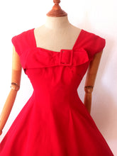 Charger l&#39;image dans la galerie, 1950s - Stunning Lipstick Red Cotton Dress - W25 (64cm)
