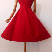 Carica l&#39;immagine nel visualizzatore di Gallery, 1950s - Stunning Lipstick Red Cotton Dress - W25 (64cm)
