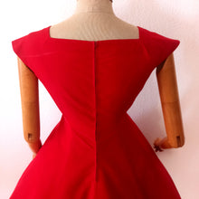Charger l&#39;image dans la galerie, 1950s - Stunning Lipstick Red Cotton Dress - W25 (64cm)
