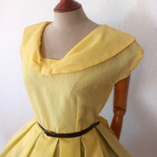 Cargar imagen en el visor de la galería, 1950s - Adorable Sailor Collar Yellow Dress - W27 (68cm)
