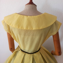 Cargar imagen en el visor de la galería, 1950s - Adorable Sailor Collar Yellow Dress - W27 (68cm)
