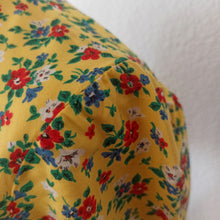Cargar imagen en el visor de la galería, 1940s - Adorable Yellow Floral Rayon Day Dress - W28 (72cm)
