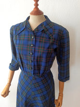 Charger l&#39;image dans la galerie, 1940s - Gorgeous Blue &amp; Green Tartan Cotton Dress - W30 (76cm)
