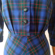 Laden Sie das Bild in den Galerie-Viewer, 1940s - Gorgeous Blue &amp; Green Tartan Cotton Dress - W30 (76cm)
