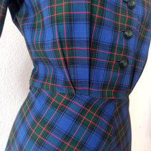 Laden Sie das Bild in den Galerie-Viewer, 1940s - Gorgeous Blue &amp; Green Tartan Cotton Dress - W30 (76cm)
