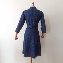 Laden Sie das Bild in den Galerie-Viewer, 1940s - Gorgeous Blue &amp; Green Tartan Cotton Dress - W30 (76cm)
