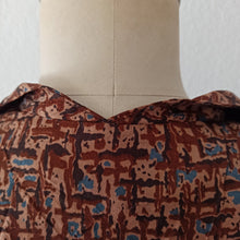 Charger l&#39;image dans la galerie, 1940s 1950s - Gorgeous Brown Abstract Dress - W34 (86cm)
