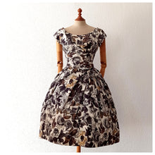 Laden Sie das Bild in den Galerie-Viewer, 1950s - Kay Seliq, New York - Stunning Black Roseprint Dress - W26 (66cm)
