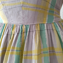 Carica l&#39;immagine nel visualizzatore di Gallery, 1950s - Sweet Heart Bust Pastel Colors Dress - W28 (70cm)
