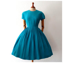 Cargar imagen en el visor de la galería, 1950s - Adorable Blue Aqua Textured Cotton Dress - W26 (66cm)
