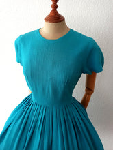 Cargar imagen en el visor de la galería, 1950s - Adorable Blue Aqua Textured Cotton Dress - W26 (66cm)
