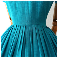 Cargar imagen en el visor de la galería, 1950s - Adorable Blue Aqua Textured Cotton Dress - W26 (66cm)
