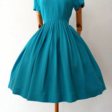 Cargar imagen en el visor de la galería, 1950s - Adorable Blue Aqua Textured Cotton Dress - W26 (66cm)
