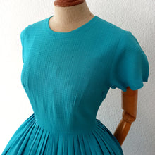 Cargar imagen en el visor de la galería, 1950s - Adorable Blue Aqua Textured Cotton Dress - W26 (66cm)
