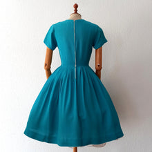 Cargar imagen en el visor de la galería, 1950s - Adorable Blue Aqua Textured Cotton Dress - W26 (66cm)
