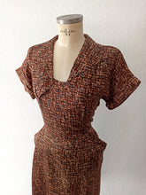 Charger l&#39;image dans la galerie, 1940s 1950s - Gorgeous Brown Abstract Dress - W34 (86cm)
