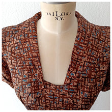 Charger l&#39;image dans la galerie, 1940s 1950s - Gorgeous Brown Abstract Dress - W34 (86cm)
