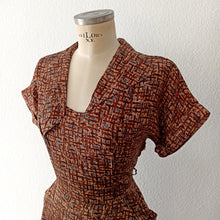 Charger l&#39;image dans la galerie, 1940s 1950s - Gorgeous Brown Abstract Dress - W34 (86cm)
