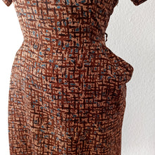 Charger l&#39;image dans la galerie, 1940s 1950s - Gorgeous Brown Abstract Dress - W34 (86cm)
