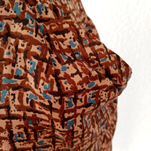 Charger l&#39;image dans la galerie, 1940s 1950s - Gorgeous Brown Abstract Dress - W34 (86cm)
