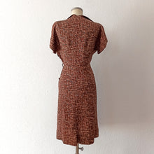 Charger l&#39;image dans la galerie, 1940s 1950s - Gorgeous Brown Abstract Dress - W34 (86cm)
