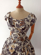 Laden Sie das Bild in den Galerie-Viewer, 1950s - Kay Seliq, New York - Stunning Black Roseprint Dress - W26 (66cm)
